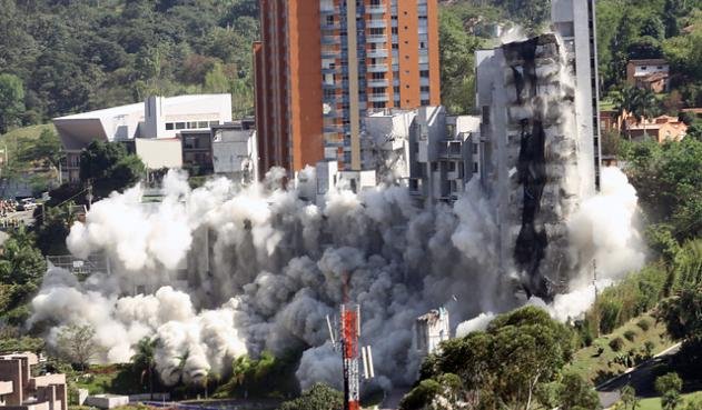 Controlled explosive demolition